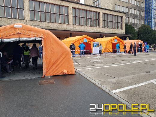 Tłumy Opolan w kolejce do szczepień pod Urzędem Wojewódzkim 