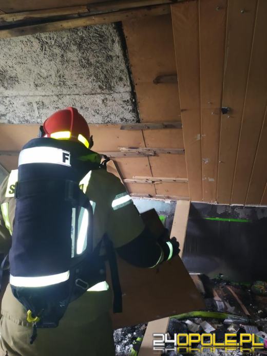 Ogień na poddaszu w budynku jednorodzinnym. Akcja strażaków w Kędzierzynie-Koźlu