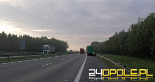 Zdarzenie drogowe na opolskim odcinku A4. Kierowca busa uderzył w ciężarówkę