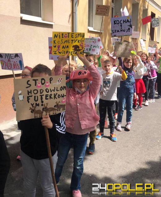 Dziś obchodzimy Dzień Praw Zwierząt. Uczniowie "Małej Dwójki" manifestowali przed szkołą