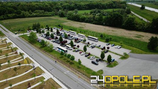 Na Wyspę Bolko wjeżdża za dużo samochodów. "Niszczymy zielone płuca Opola"