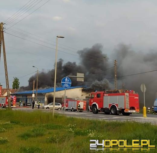 Płonie magazyn w Lubrzy. W akcji kilkanaście zastępów straży 
