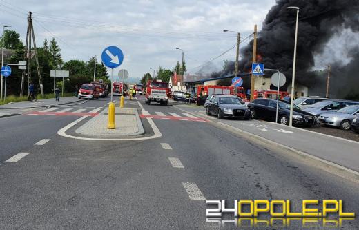 Płonie magazyn w Lubrzy. W akcji kilkanaście zastępów straży 