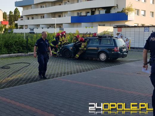 Pod maską nagle pojawił się dym. Pożar passata pod siłownią w Opolu