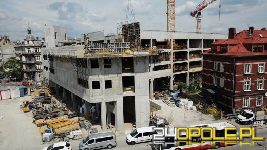 Centrum Przesiadkowe Opole Główne ozdobi neonowy napis witający podróżnych