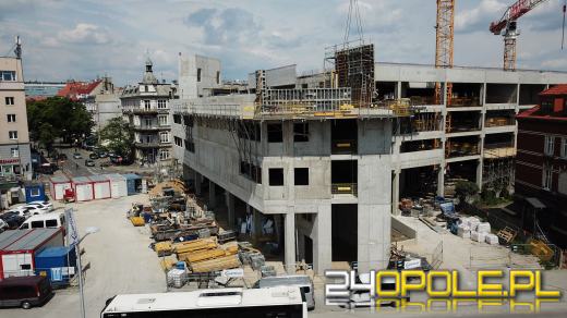 Centrum Przesiadkowe Opole Główne ozdobi neonowy napis witający podróżnych