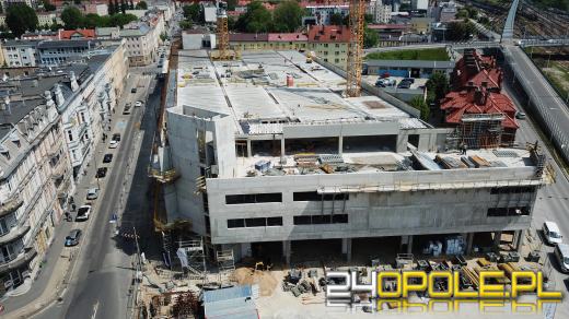 Centrum Przesiadkowe Opole Główne ozdobi neonowy napis witający podróżnych