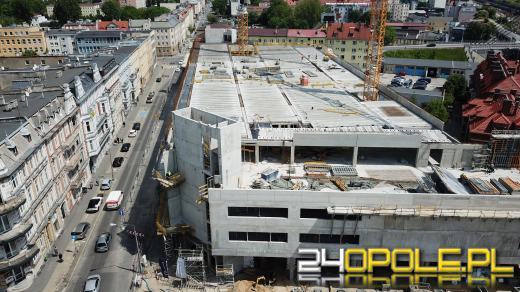 Centrum Przesiadkowe Opole Główne ozdobi neonowy napis witający podróżnych