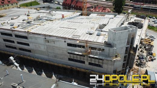 Centrum Przesiadkowe Opole Główne ozdobi neonowy napis witający podróżnych