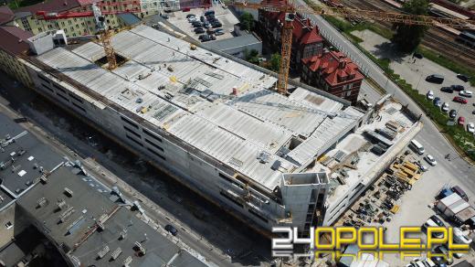 Centrum Przesiadkowe Opole Główne ozdobi neonowy napis witający podróżnych