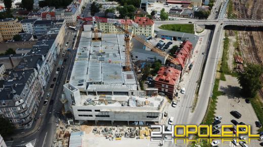 Centrum Przesiadkowe Opole Główne ozdobi neonowy napis witający podróżnych