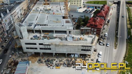 Centrum Przesiadkowe Opole Główne ozdobi neonowy napis witający podróżnych