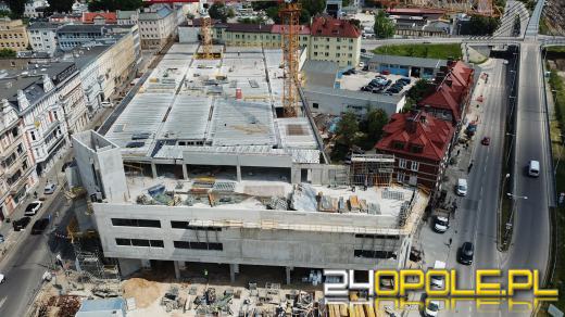 Centrum Przesiadkowe Opole Główne ozdobi neonowy napis witający podróżnych