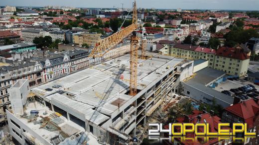 Centrum Przesiadkowe Opole Główne ozdobi neonowy napis witający podróżnych