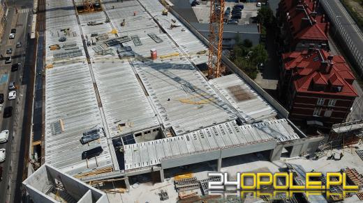 Centrum Przesiadkowe Opole Główne ozdobi neonowy napis witający podróżnych