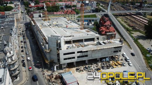 Centrum Przesiadkowe Opole Główne ozdobi neonowy napis witający podróżnych