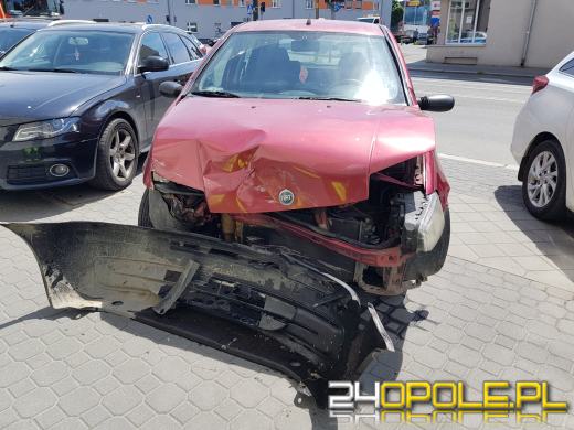 Zderzenie pojazdów na skrzyżowaniu w Opolu. Poszkodowana kobieta z dwójką dzieci