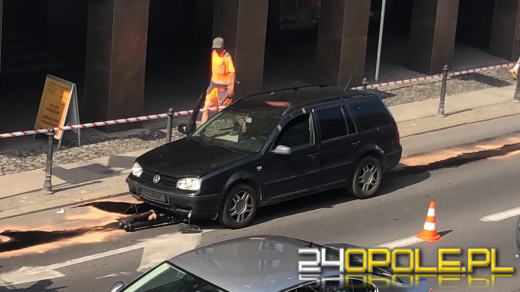 Kierujący Volkswagenem skosił przydrożne słupki na ulicy Ozimskiej