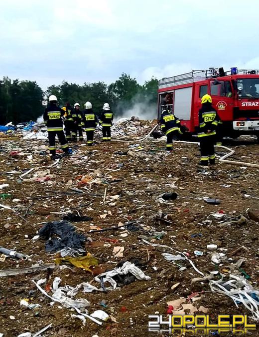 Kilkudziesięciu strażaków gasiło pożar na składowisku odpadów w Szymiszowie