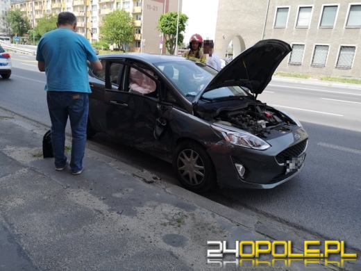 Kolizja pojazdów osobowych przy zjeździe z ronda w Opolu