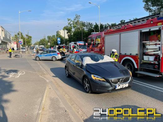 Poważny wypadek na przejściu dla pieszych. Nieprzytomny rowerzysta w szpitalu