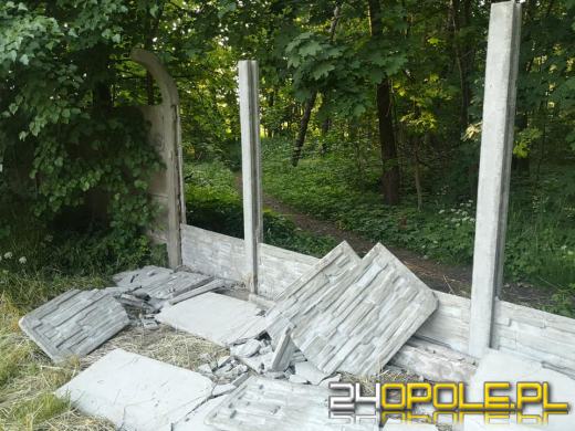 Ozimek: Przykry incydent na stadionie. Wandale zniszczyli nowy betonowy płot