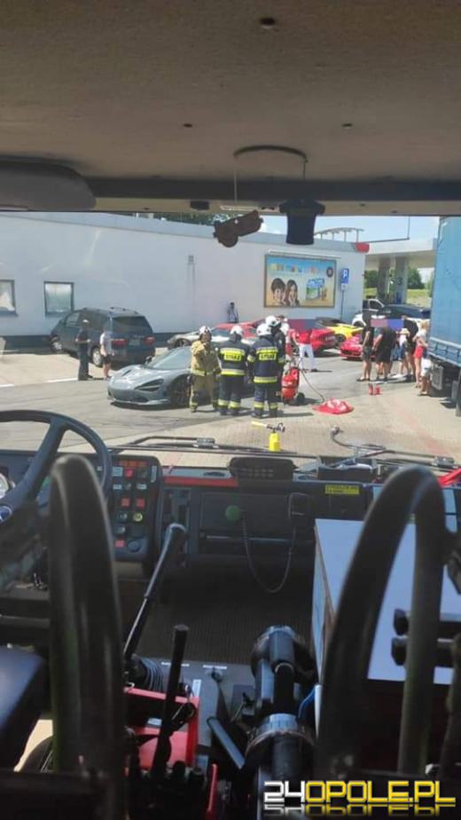 Pożar luksusowego samochodu na MOP Góra św. Anny 