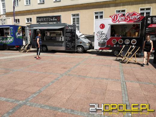 Smacznie na opolskim rynku! Trwa festiwal Food Trucków. 