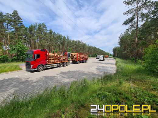 Kolejny przeładowany pojazd przewożący drewno
