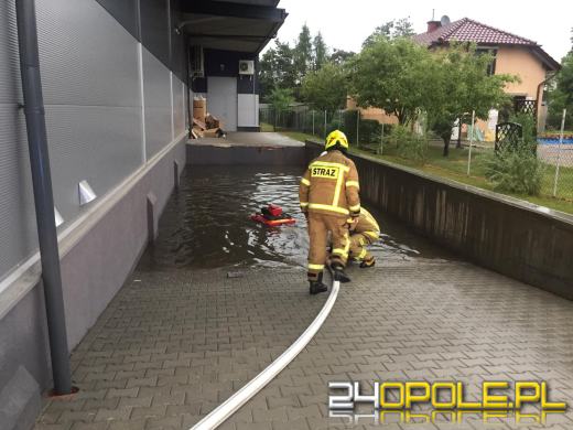 Strażacy walczą ze skutkami ulewy i burzy w województwie opolskim