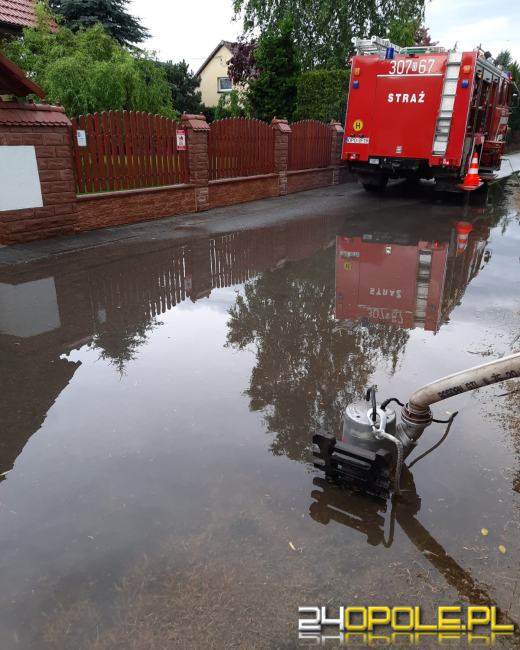 Strażacy walczą ze skutkami ulewy i burzy w województwie opolskim