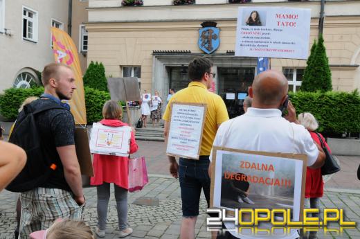 Protest pod opolskim Ratuszem. Nie dla nauki zdalnej i maseczek w szkołach!