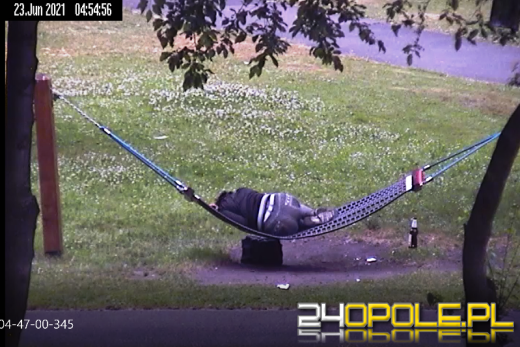 Okradł kobietę, która zasnęła na hamaku. Złodzieja uchwycił miejski monitoring