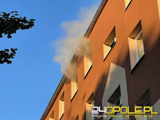Pożar w bloku przy ulicy Dambonia w Opolu. Jedna osoba została poszkodowana