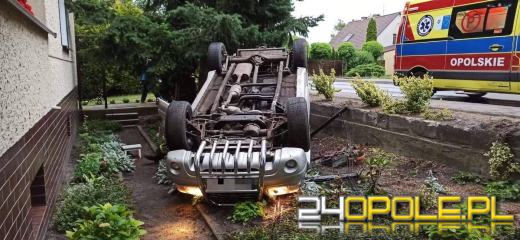 Samochód wjechał do ogródka. Wypadek na trasie Dobrzeń Wielki - Kup