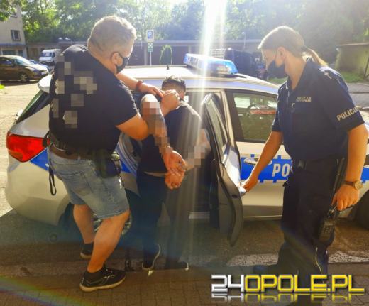 Grozili, wybili szybę w samochodzie i zabrali telefon oraz pieniądze