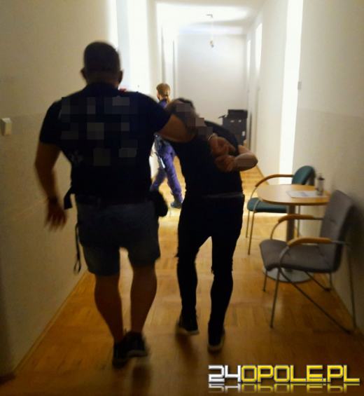 Grozili, wybili szybę w samochodzie i zabrali telefon oraz pieniądze