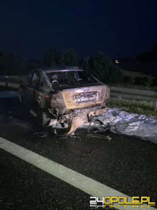 Dwa pojazdy zderzyły się na A4, jeden z nich spłonął