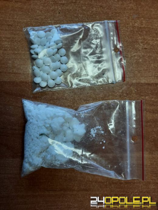 30 krzewów marihuany, kodeina i amfetamina w mieszkaniu 19-latka