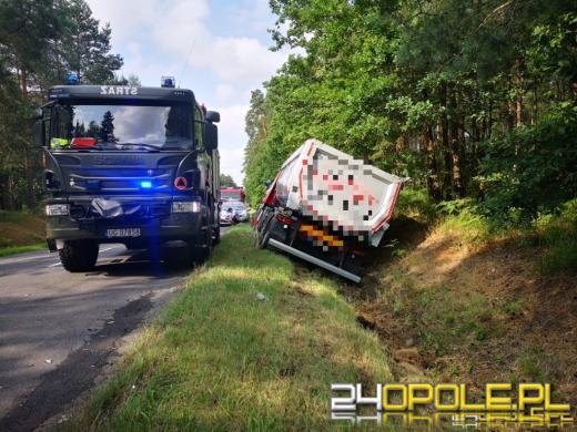 Dwa samochody ciężarowe i bus dostawczy zderzyły się w powiecie kluczborskim