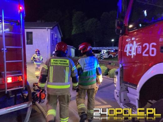 Pożar dużej hali z drewnem w powiecie strzeleckim. Strażacy walczyli kilka godzin