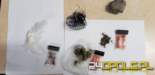 Narkotyki postanowiono doczepić do kamienia i przerzucić przez mur jednostki