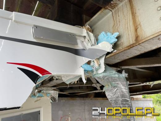 Kierujący kamperem nie zmieścił się pod wiaduktem na Krapkowickiej