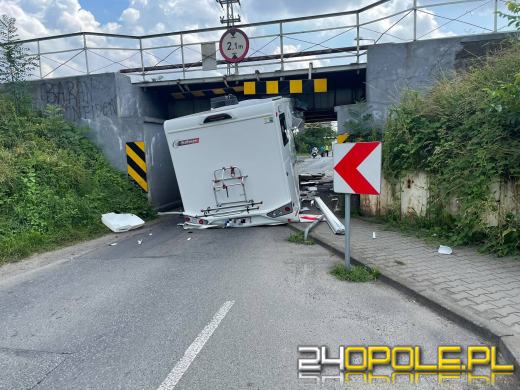 Kierujący kamperem nie zmieścił się pod wiaduktem na Krapkowickiej