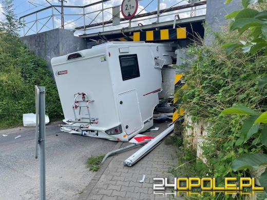 Kierujący kamperem nie zmieścił się pod wiaduktem na Krapkowickiej