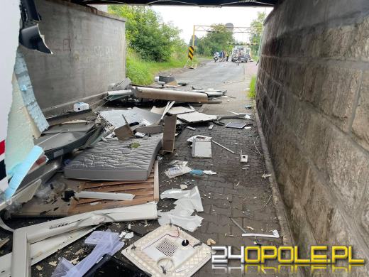 Kierujący kamperem nie zmieścił się pod wiaduktem na Krapkowickiej