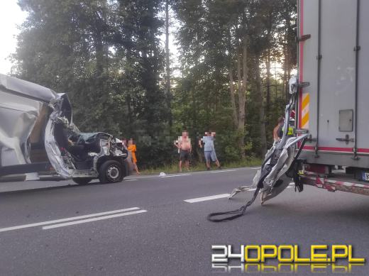 Samochód ciężarowy i bus zderzyły się pod Kluczborkiem