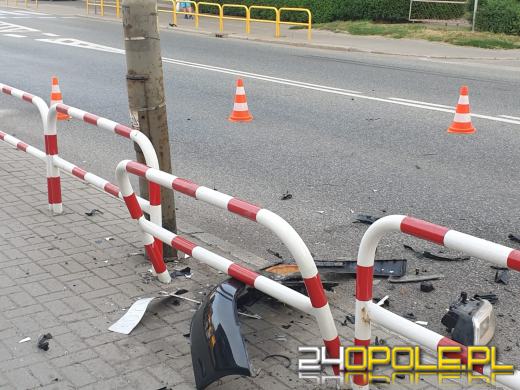 Rozbił samochód pod brzeskim Urzędem Pracy. Policja poszukuje kierującego audi