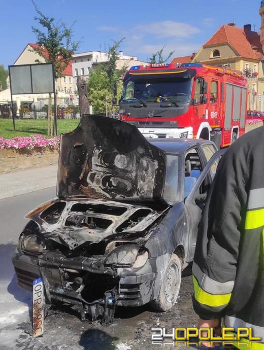 Samochód osobowy spłonął na rynku w Otmuchowie