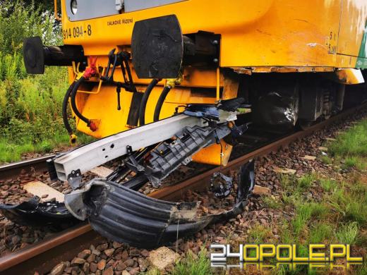 Nie zastosował się do znaku stop i wjechał pod pociąg